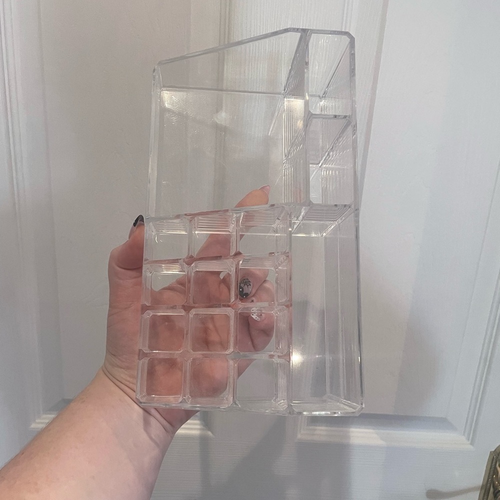 Acrylic Makeup Holder - Picture 3 of 3
